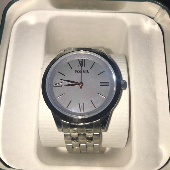 Fossil Iridescent Silver Women’s Watch NWT - Picture 2 of 7